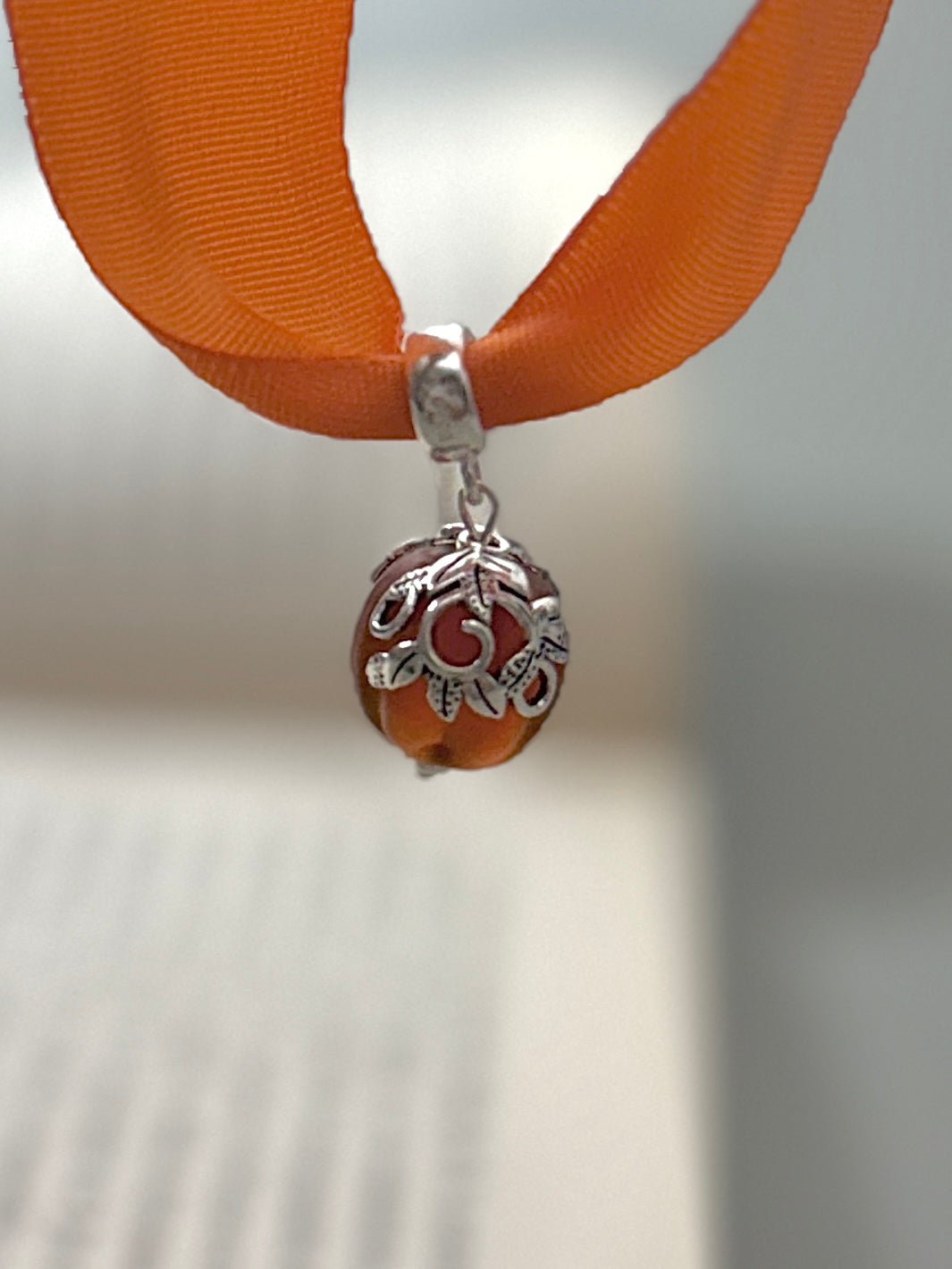 Charm Calabaza Ocre con Hojas