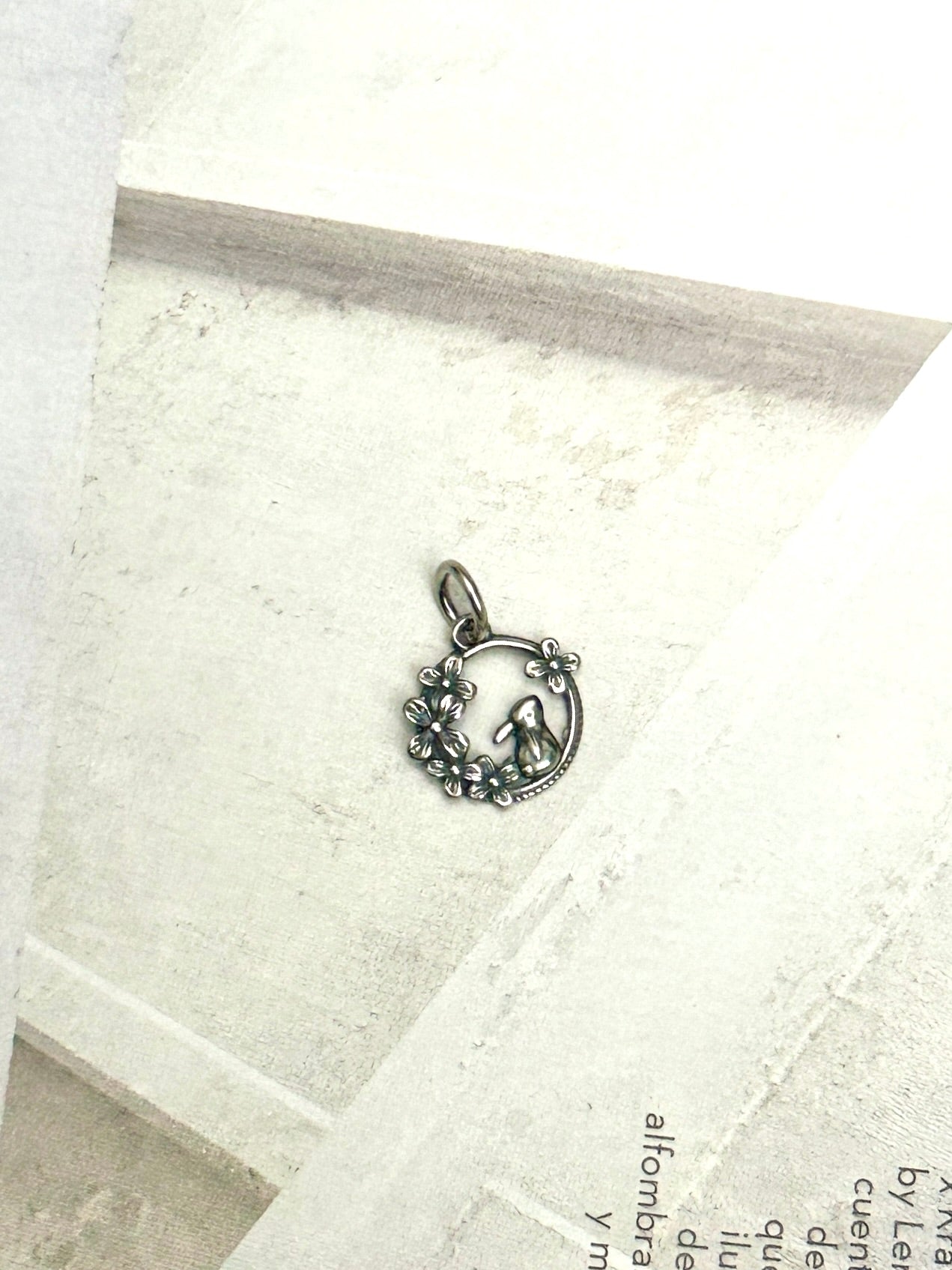 Charm conejo con flores