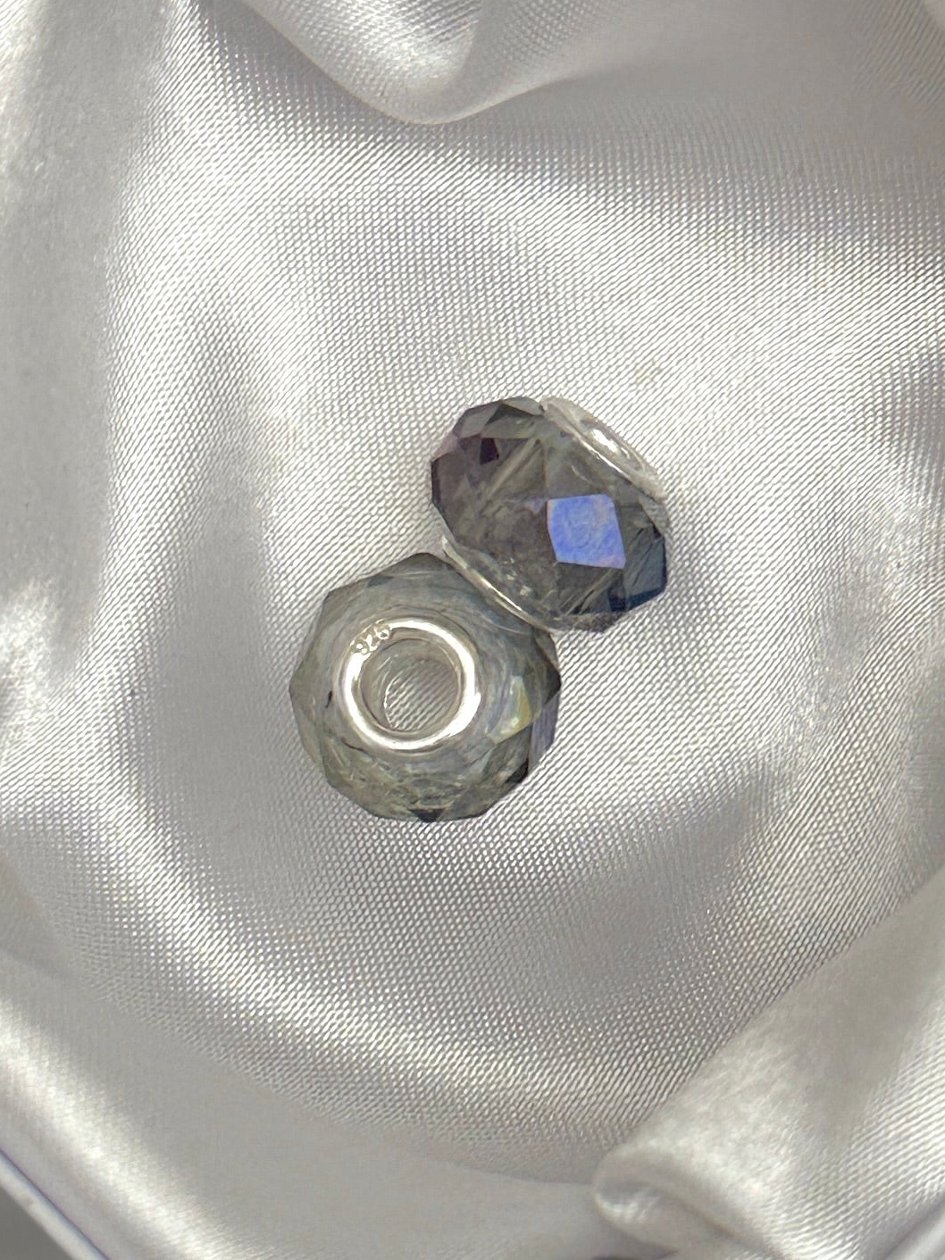 Par Charms Gris y Morado tornasol