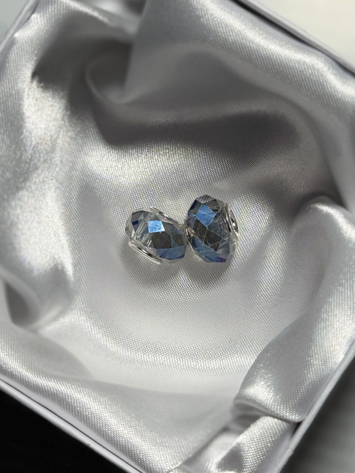 Par Charms Gris y Azul tornasol
