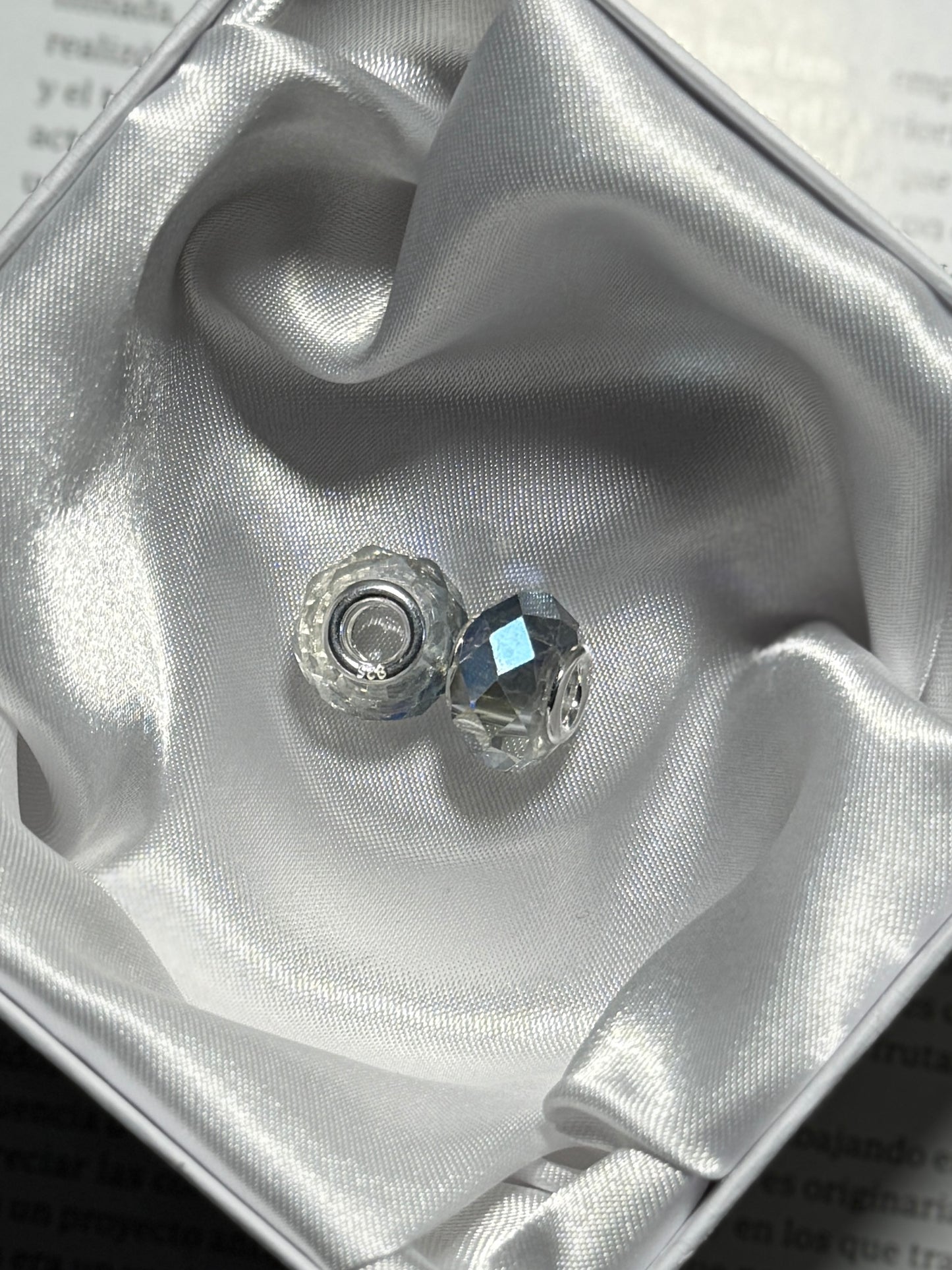 Par Charms Gris y Azul tornasol