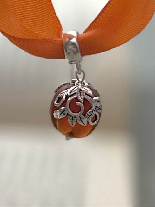 Charm Calabaza Ocre con Hojas