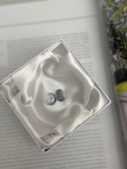 Par Charms Gris y Azul tornasol