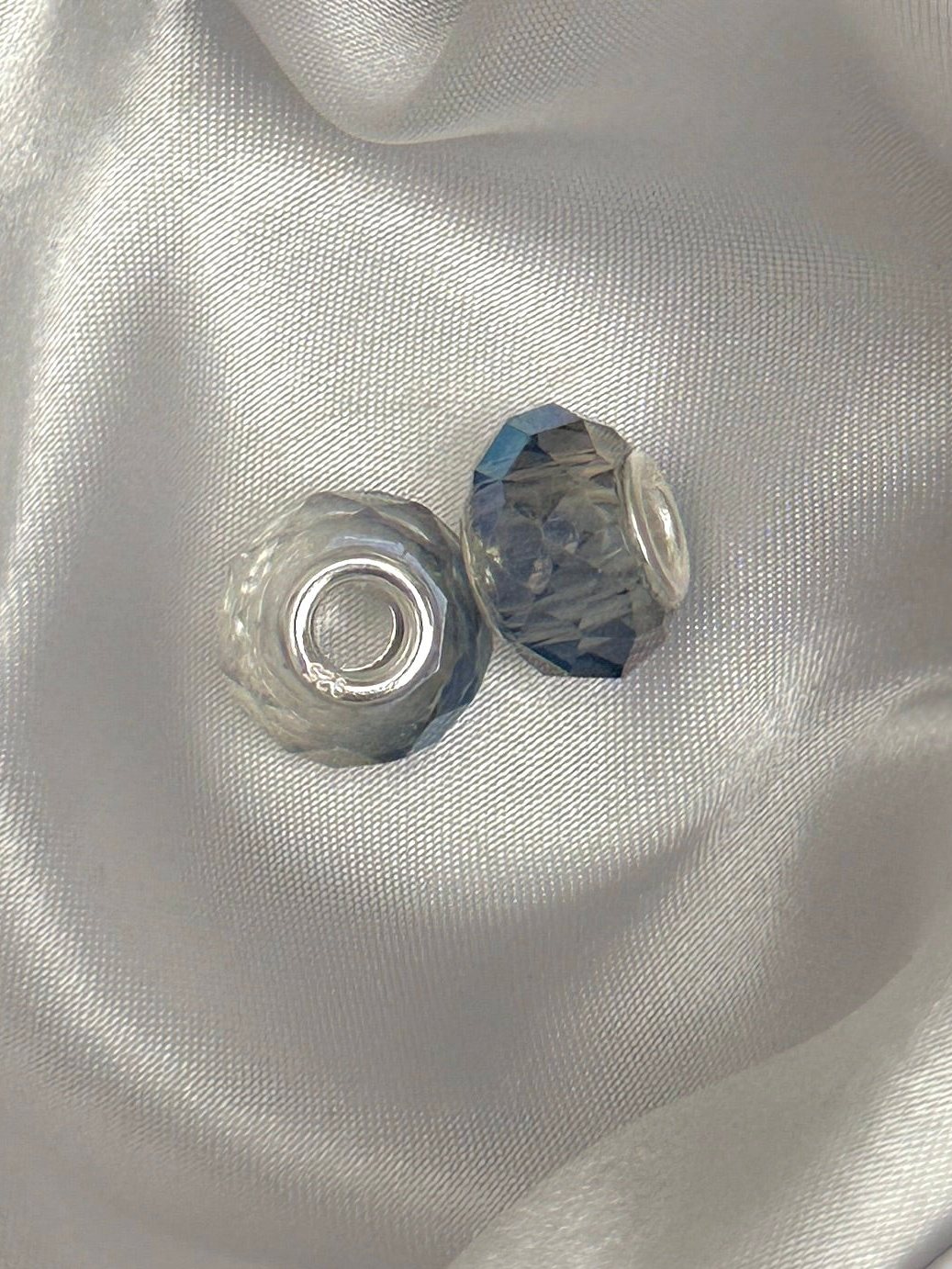 Par Charms Gris y Azul tornasol