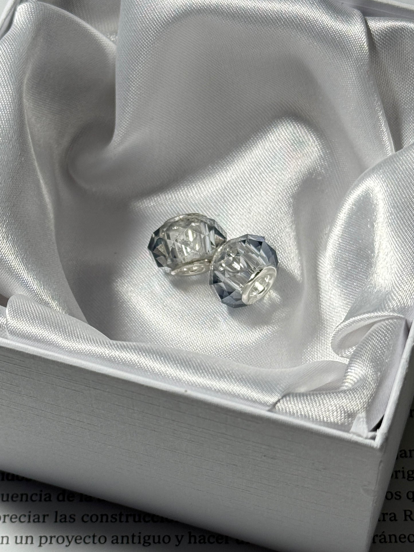 Par Charms Gris y Azul tornasol