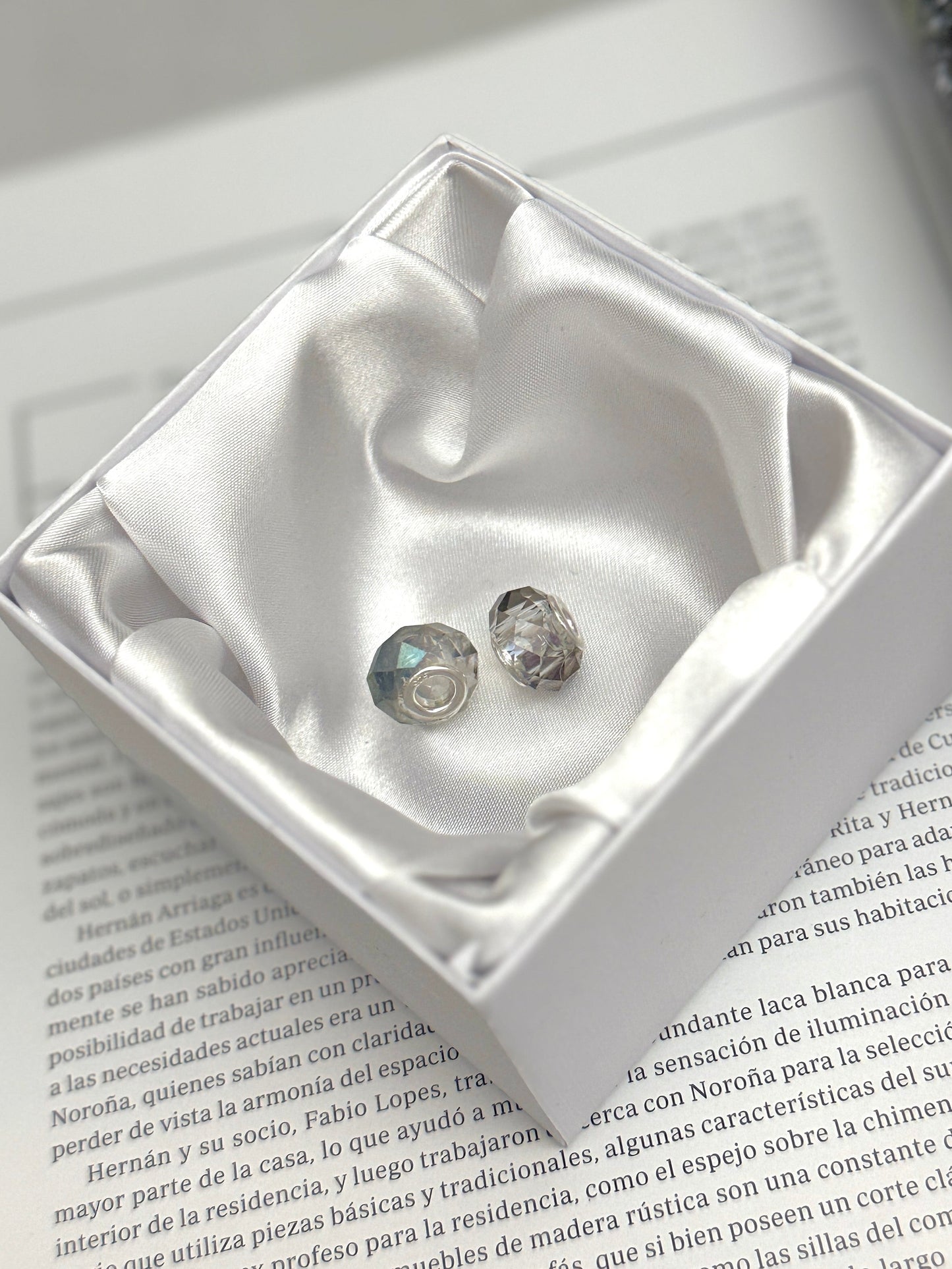 Par Charms Gris y Verde tornasol