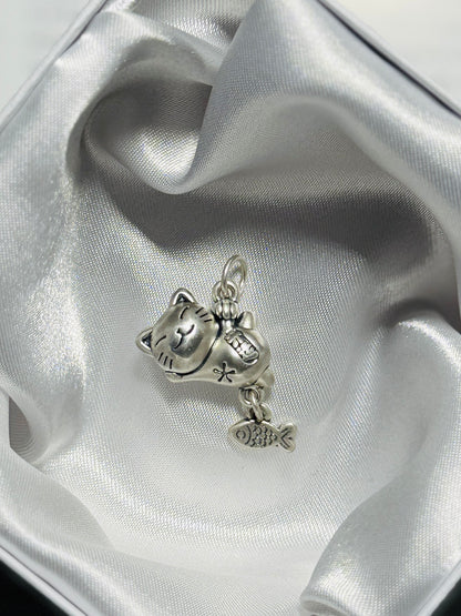 Charm Maneki Neko con pez