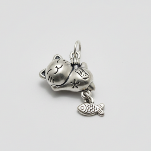 Charm Maneki Neko con pez