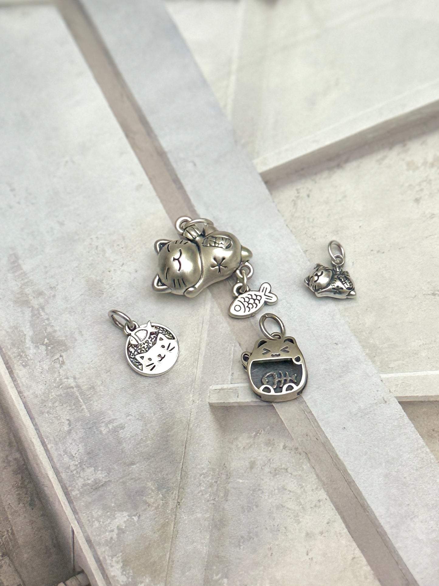 Charm Maneki Neko con pez