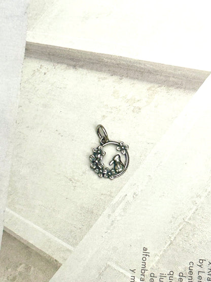 Charm conejo con flores