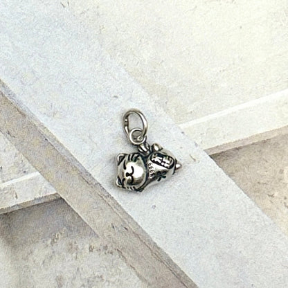 Charm Pequeño Gato Maneki Neko