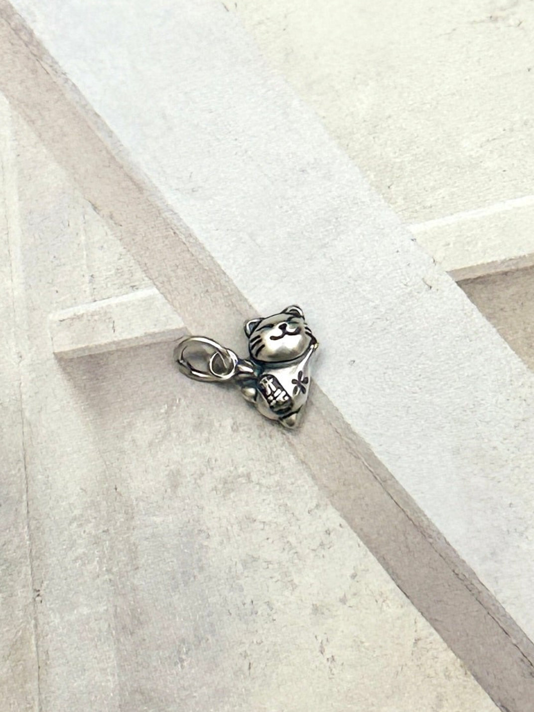 Charm Pequeño Gato Maneki Neko