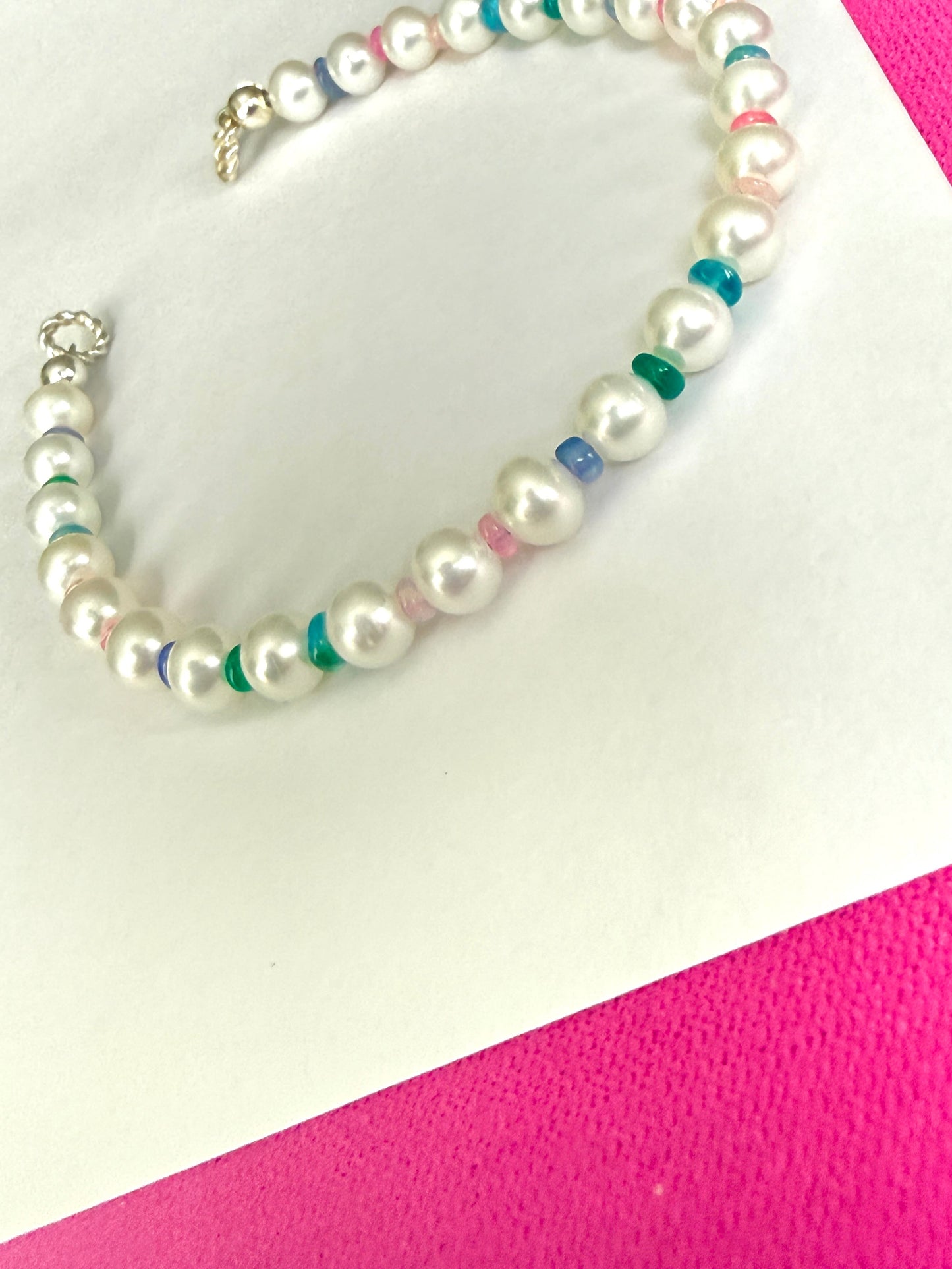 Brazalete Perlas y ópalos coloridos